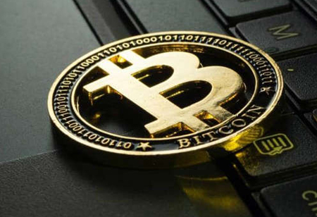 Bitcoin falls while Solana and Dogecoin rise